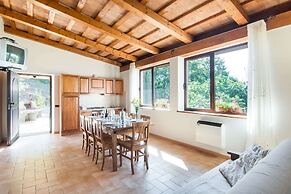 Inviting Farmhouse in Appenines With Covered Swimming Pool