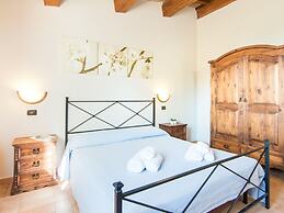 Inviting Farmhouse in Appenines With Covered Swimming Pool