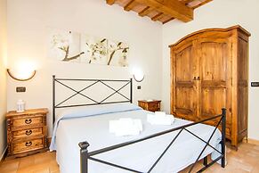Inviting Farmhouse in Appenines With Covered Swimming Pool