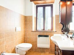 Inviting Farmhouse in Appenines With Covered Swimming Pool