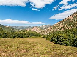 Inviting Farmhouse in Appenines With Covered Swimming Pool