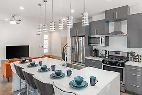 Upstay - Eastside Home w LRG Patio - Rooftop Deck