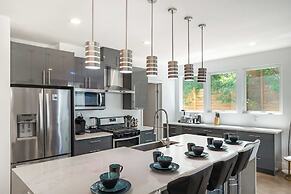 Upstay - Eastside Home w LRG Patio - Rooftop Deck