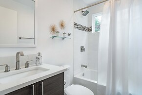 Upstay - Eastside Home w LRG Patio - Rooftop Deck