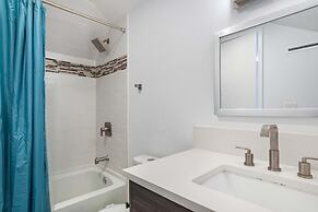 Upstay - Eastside Home w LRG Patio - Rooftop Deck