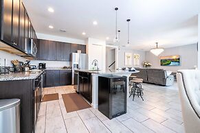 Spacious 6-bedroom Retreat Near Disney Parks