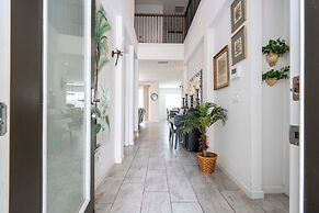 Spacious 6-bedroom Retreat Near Disney Parks