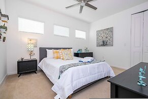 Spacious 6-bedroom Retreat Near Disney Parks