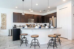 Spacious 6-bedroom Retreat Near Disney Parks