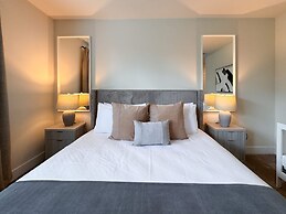 Upstay - Modern Family Townhouse w Private Pool