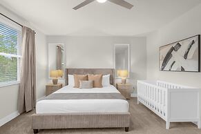 Upstay - Modern Family Townhouse w Private Pool