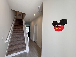 Upstay - Modern Family Townhouse w Private Pool