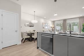 Upstay - Modern Family Townhouse w Private Pool