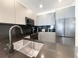 Upstay - Modern Family Townhouse w Private Pool