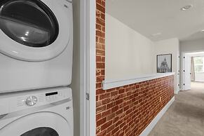 Upstay - Modern Family Townhouse w Private Pool