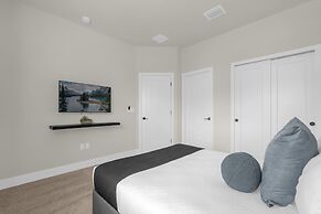 Upstay - Modern Family Townhouse w Private Pool