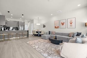 Upstay - Modern Family Townhouse w Private Pool