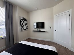 Upstay - Modern Family Townhouse w Private Pool