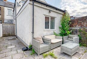 Stylish 2Bed 10 min to Centre Garden