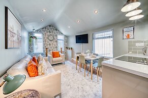 Stylish 2Bed 10 min to Centre Garden