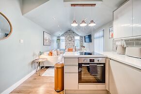 Stylish 2Bed 10 min to Centre Garden