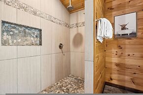 Private 15 Acres w Pond Hot Tub Game Room