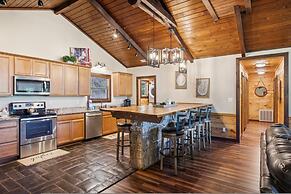 Private 15 Acres w Pond Hot Tub Game Room