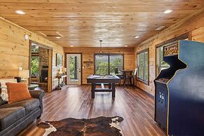 Private 15 Acres w Pond Hot Tub Game Room