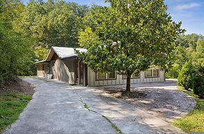 Private 15 Acres w Pond Hot Tub Game Room