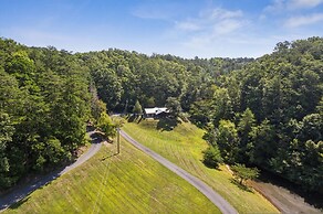 Private 15 Acres w Pond Hot Tub Game Room