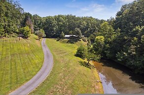 Private 15 Acres w Pond Hot Tub Game Room