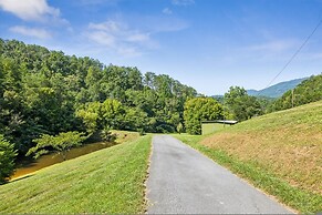 Private 15 Acres w Pond Hot Tub Game Room