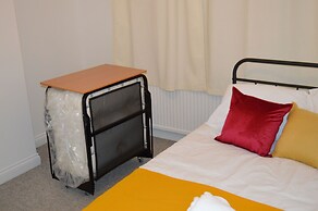 Harrow/sleeps10/privategarden/3br/freeparking/wifi