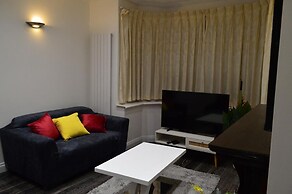 Harrow/sleeps10/privategarden/3br/freeparking/wifi