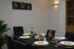 Harrow/sleeps10/privategarden/3br/freeparking/wifi