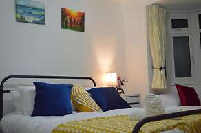 Harrow/sleeps10/privategarden/3br/freeparking/wifi