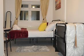 Harrow/sleeps10/privategarden/3br/freeparking/wifi