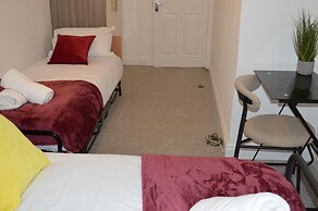 Harrow/sleeps10/privategarden/3br/freeparking/wifi