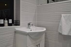 Harrow/sleeps10/privategarden/3br/freeparking/wifi