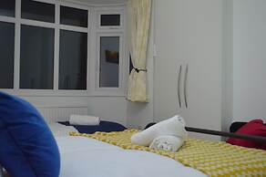 Harrow/sleeps10/privategarden/3br/freeparking/wifi