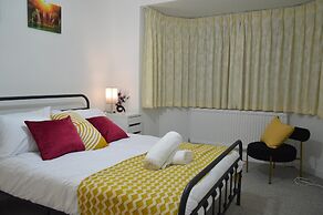Harrow/sleeps10/privategarden/3br/freeparking/wifi