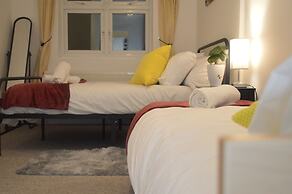 Harrow/sleeps10/privategarden/3br/freeparking/wifi