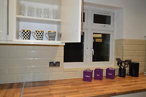 Harrow/sleeps10/privategarden/3br/freeparking/wifi