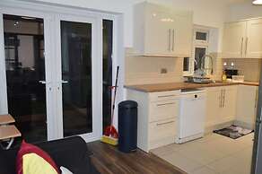 Harrow/sleeps10/privategarden/3br/freeparking/wifi