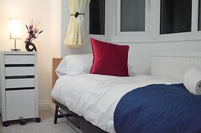 Harrow/sleeps10/privategarden/3br/freeparking/wifi