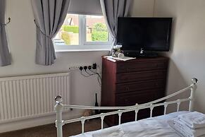 3 Bedroom - 1 Bathroom - Garden - Pet Friendly