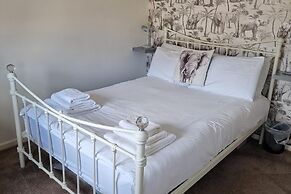 3 Bedroom - 1 Bathroom - Garden - Pet Friendly