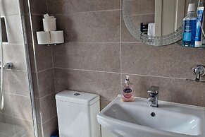 3 Bedroom - 1 Bathroom - Garden - Pet Friendly