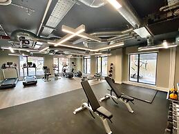 Stylish 2 Bed 2 Bath Apt in BMH City Centre