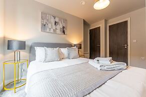 Stylish 2 Bed 2 Bath Apt in BMH City Centre
